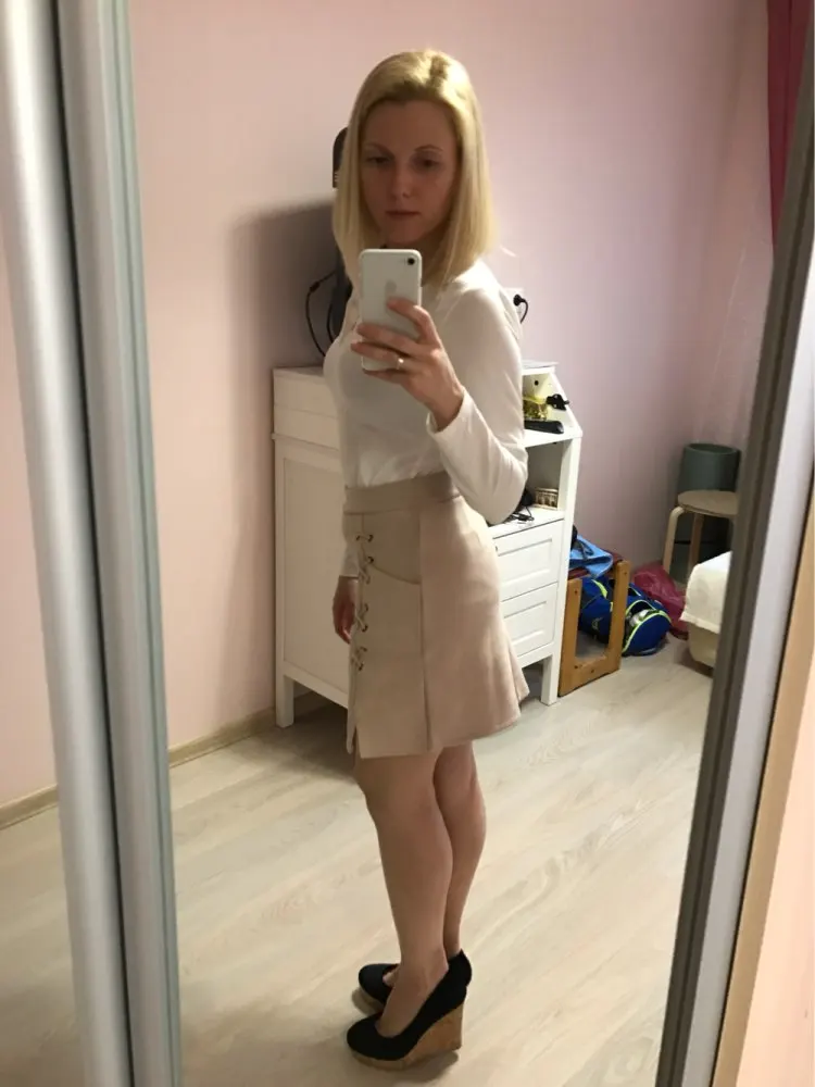 Хорошая юбка. Доставка до Москвы около 3х недель. Качество отличное. На параметры 64-89 заказала М, немного великовата