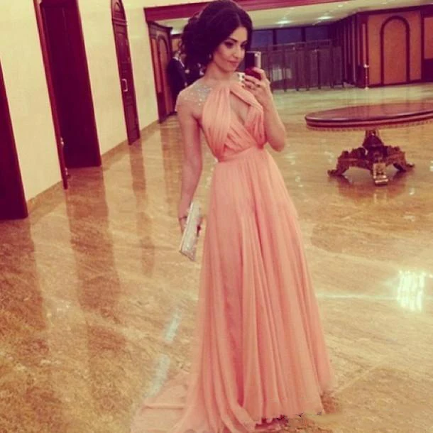 кавказские девушки в обтягивающих платьях. дагестанские девушки. дагестанка фигура. скбира гаджиева певица. красивые чеченки в платьях.