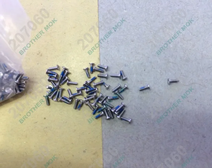 iPhone4 screws