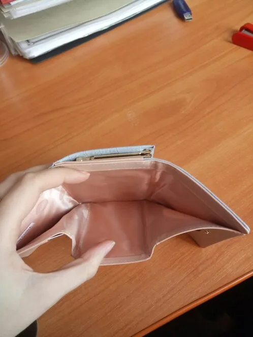 Качество хорошее, кошелёк приятный на ощупь. Порадовала быстрая доставка. А также то, что трек код отслеживался на всем пути. Заказывайте, не пожалеете!