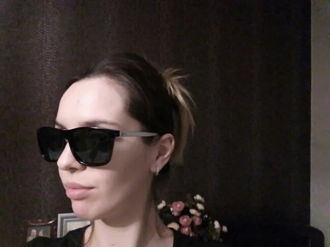ожидала,что дужки металлические,а они из тонкого пластика,но сидят неплохо,не тугие и не слабые,на голову не давят,поляризация реально есть. для машины сгодится