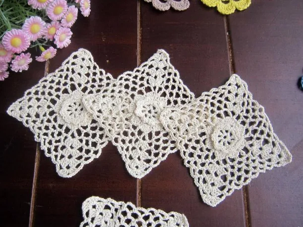 Хлопок ручное вязание крючком Doily, коврик для чашки, коврик для стола, аппликации квадратные с 10 см X 10 см 20 шт./партия CD057
