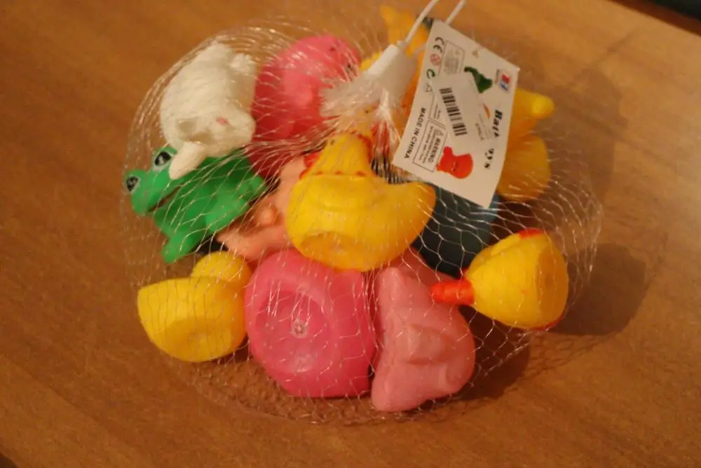 Great toy. Bright and soft./Игрушки шли полтора месяца на Урал. Все соответствует описанию. Пришли упакованные в пакет и сеточку. По качеству претензий нет, яркие, мягкие, в каждой установлена пищалка. Краска нанесена ровно, даже от кипятка не облезла. Есть небольшой запах химии, поэтому тщательно вымыл, обработал кипятком для дезинфекции и пару дней выветривал. Дочке понравились - утка в ванне - наше все :)