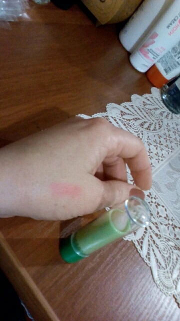 отличный бальзам, проявляется, на губах как гигиеничка, спасибо