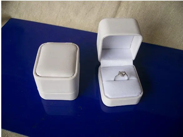 ring box white