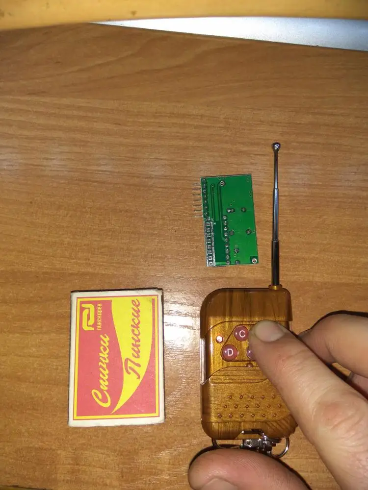 Шло в Йошкар Олу полтора месяца. Все нормуль, частота 315 МГц. Батарейка в пульте уже стоит. Продавцу респект и уважуха.