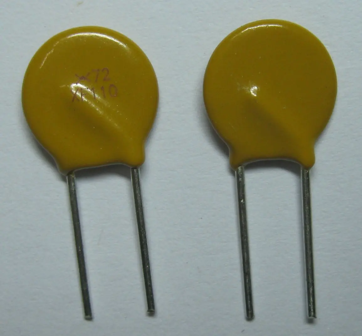 300 шт. 72 В 1.1A PolySwitch Radial Leaded PPTC самовосстанавливающимся предохранителем