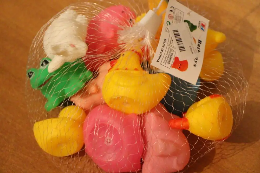 Great toy. Bright and soft./Игрушки шли полтора месяца на Урал. Все соответствует описанию. Пришли упакованные в пакет и сеточку. По качеству претензий нет, яркие, мягкие, в каждой установлена пищалка. Краска нанесена ровно, даже от кипятка не облезла. Есть небольшой запах химии, поэтому тщательно вымыл, обработал кипятком для дезинфекции и пару дней выветривал. Дочке понравились - утка в ванне - наше все :)