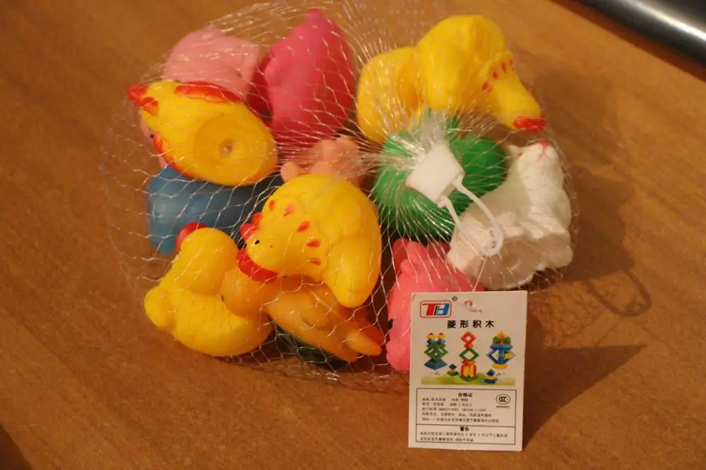 Great toy. Bright and soft./Игрушки шли полтора месяца на Урал. Все соответствует описанию. Пришли упакованные в пакет и сеточку. По качеству претензий нет, яркие, мягкие, в каждой установлена пищалка. Краска нанесена ровно, даже от кипятка не облезла. Есть небольшой запах химии, поэтому тщательно вымыл, обработал кипятком для дезинфекции и пару дней выветривал. Дочке понравились - утка в ванне - наше все :)