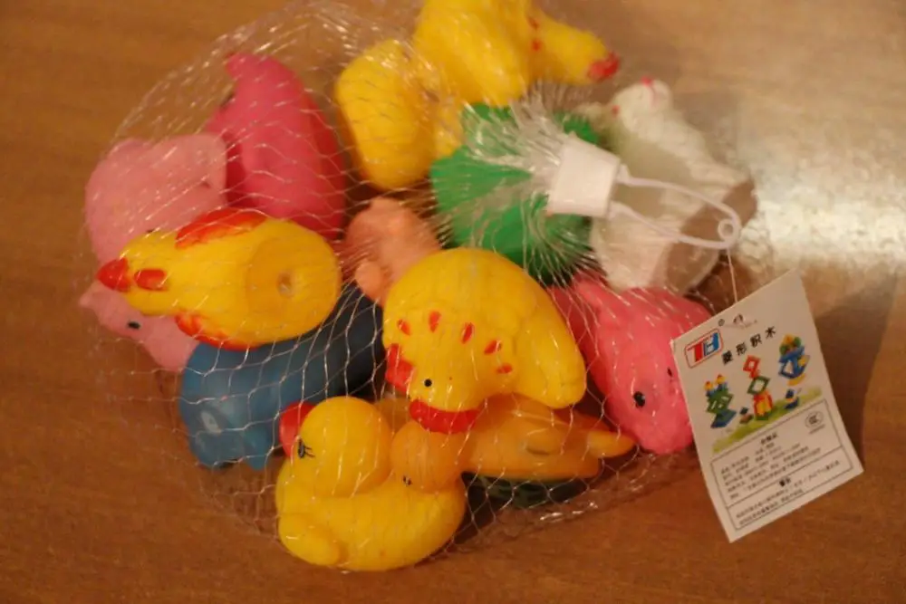 Great toy. Bright and soft./Игрушки шли полтора месяца на Урал. Все соответствует описанию. Пришли упакованные в пакет и сеточку. По качеству претензий нет, яркие, мягкие, в каждой установлена пищалка. Краска нанесена ровно, даже от кипятка не облезла. Есть небольшой запах химии, поэтому тщательно вымыл, обработал кипятком для дезинфекции и пару дней выветривал. Дочке понравились - утка в ванне - наше все :)