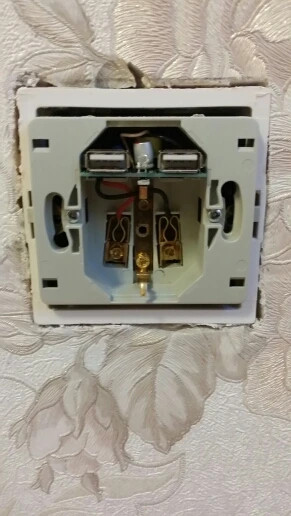 В пути до Питера месяц. Немного ошибся мощностью заряда. Два usb выдают в сумме 2А. А мне нужно чтобы каждый выдавал.
В наш обычный подразетник не лезет. Заказал в Китае их стандартный. Здоровая фигня. Размер подразеника соответствует размеру розетки. То есть если вы ободрали немного обои когда устанавливали коробку, розетка не закроет это безобразие. И еще не совсем понятно как крепится розетка в корбке. Есть два ушка с резьбой но крепежа нет. Пытался поставить на свои винты очень толстые. Распереть внутри коробки тоже не получаеся. Не за что цеплятся гладкие стенки вилку вытаскиваешь вместе с розеткой.
Ну а так все работает.