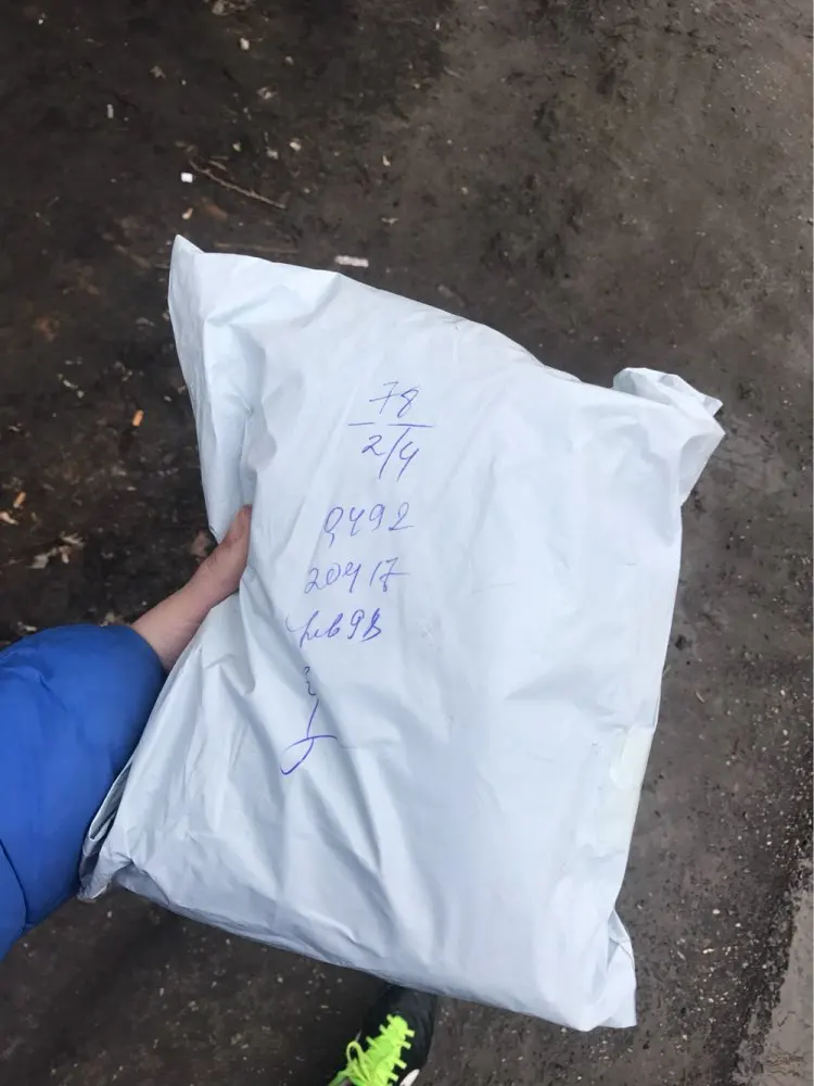 Всем добрый день !Заказала 11 марта ,пришли 3 апреля в г.Ульяновск .Ботинки конечно же ,не лучшей плотности и в дождь скорее всего расклеятся ,но выглядят они круто !не скажешь ,что дешевые !покрытие лаковое ,внутри не знаю что по составу .размер заказывала на угад ,т.к. Мой примерно 37-38 ,я боялась заказать маленькие ,но в итоге даже с запасом пришло (палец спокойно в ботинок влезает ) .упакованы не лучшем образом и имеются незначительные дефекты ,но вид все же порадовал ))