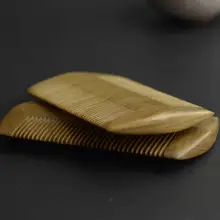 Натуральный зеленый сандалового дерева ручной работы деревянный гребень разреженный и плотная двойного назначения никакие статические инструмент для укладки. Fh-10037 Размеры: 10.5*5.8 см