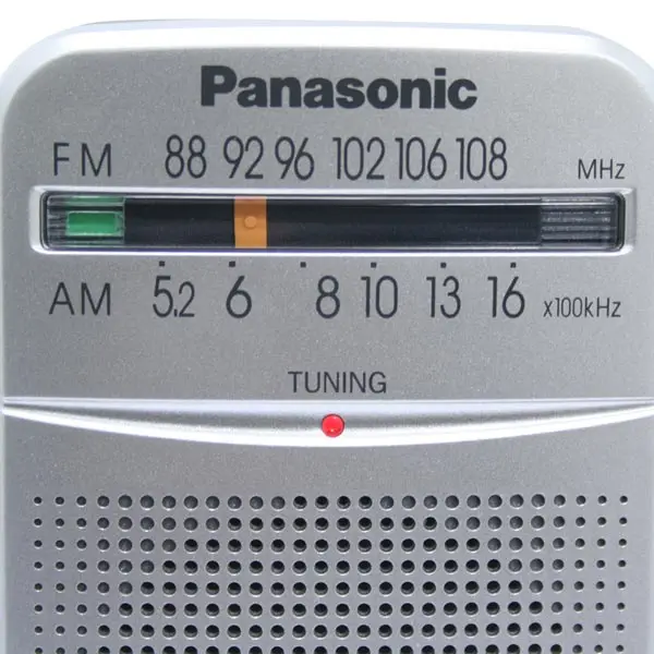 Panasonic RF-P50EG9-S Радиоприемник, карманный размер, вращающийся регулятор настройки, светодиодный индикатор частоты, индикатор включения питания, ручной ремешок, динамик размером 5,7см, питание от 2х батареек АА