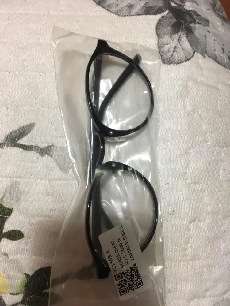 gözlük kenarları plastik ve sağlam değil fakat yüzde oturuşu güzel.