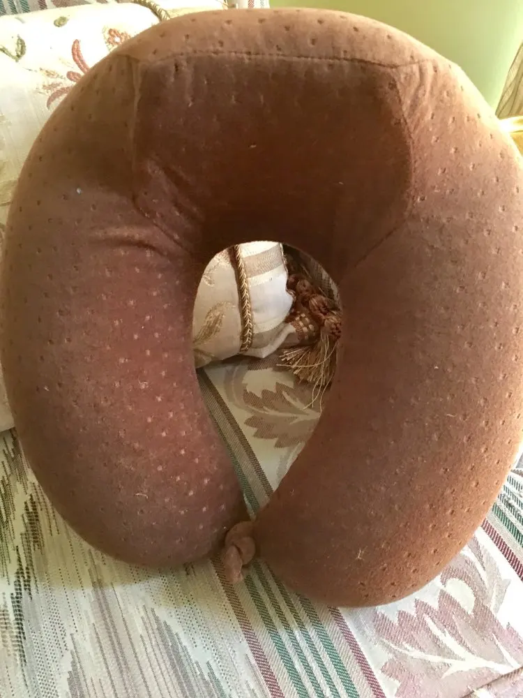Soft and comfortable. U shaped memory form cradles head and neck in comfortable position making it easy to sleep on plane and car. Absolutely love it. Fast Delivery. 5 star seller ⭐️⭐️⭐️⭐️⭐️
