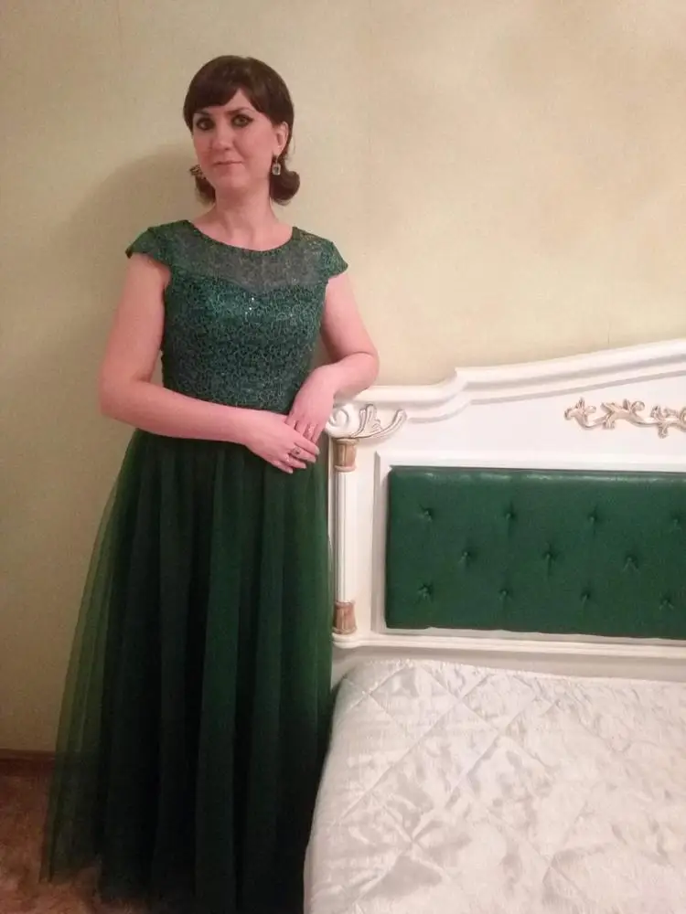 Платье красивое. Пошито точно по меркам в таблице, ориентируйтесь на таблицу продавца. Стоит своих денег. Единственное, что не понравилось, так это как пошит атласный нижний подол (обнаружила когда гладила), очень криво и неаккуратно, но под двумя слоями сетки это незаметно. Впереди в районе груди вставки из поролона, платье нужно одевать без бюстгалтера. Мой рост 170 см, платье без каблуков ровно до пола.
