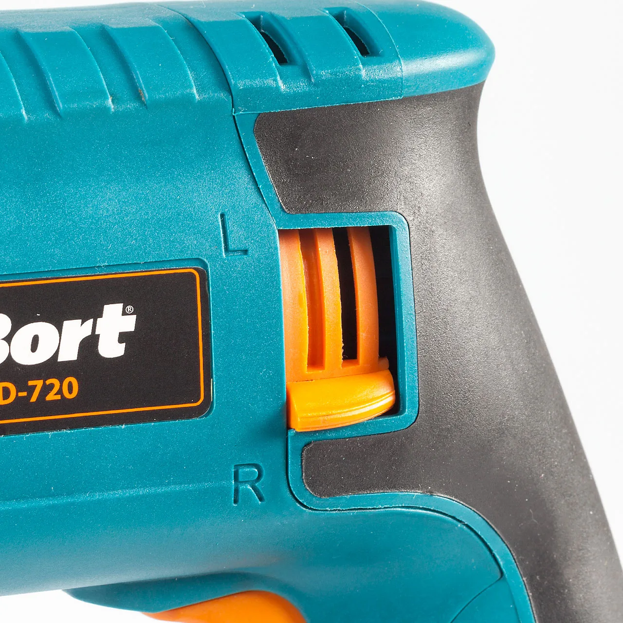Перфоратор Bort BHD-720(мощность 620 Вт, тип патрона SDS+, 5500 ударов в минуту, удобный кейс с оснасткой