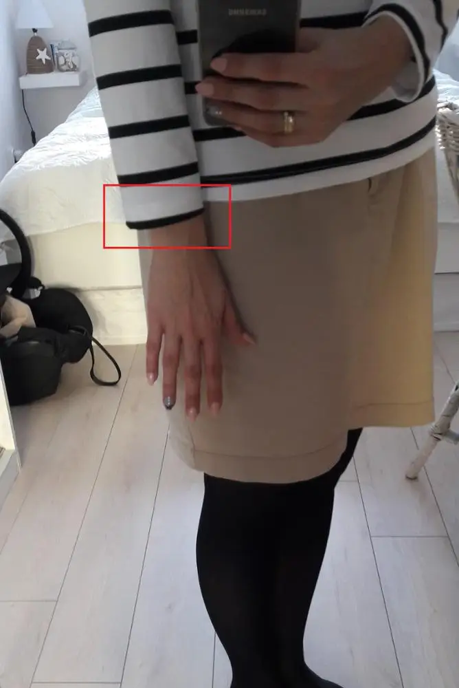 Bluzka ze sztucznego materiału, rozciąga się. Zamówiłam dla siebie w rozmiarze XL (biust 96 cm) i dla siostry w rozmiarze XXL (biust 100 cm). Rozmiary pasują idealnie. Jedyne mankamenty to: brud/kurz na jednej z bluzek oraz trochę za krótkie rękawy. Ogólnie wygląda dobrze. Mam nadzieję, że będzie się fajnie nosić. Zamawiałam 31.01., przesyłka przyszła 15.03. Trochę za długo.