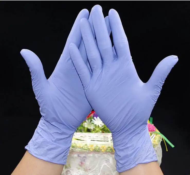 готовка в перчатках. шеф повар в перчатках. повар в перчатках. повар в перчатках. приготовление еды в перчатках.