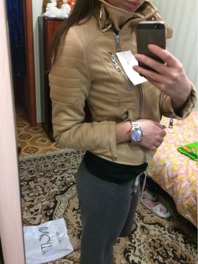 Курточка очень клевая !Материал нежный ,ниток никаких не торчит :) все сделано аккуратно и качественно !очень переживала ,что будет ерунда ,но курточка как с картинки!на размер xs брала s, она короткая ,но я так и хотела -носить с платьями в самый раз ,длиннее смотрелась бы некрасиво .молнии все рабочие,не заедают . Заказывала 4 декабря -пришла в Саратов 11 января ,трек отслеживался :) долго не показывал прибытие в Екатеринбург из самого китая ,но потом как дошёл в Россию,видела посылку на каждом этапе :)спасибо большое продавцу !