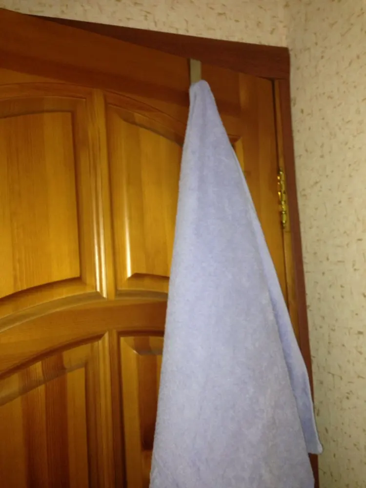 Отличные! Пришли очень быстро! Как и хотела: с одной стороны можно на межкомнатную дверь вешать, с другой на дверь шкафа! Пришли помятые, но это доставка) сами не повредились, т.к. крепкие!