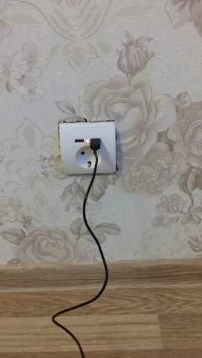 В пути до Питера месяц. Немного ошибся мощностью заряда. Два usb выдают в сумме 2А. А мне нужно чтобы каждый выдавал.
В наш обычный подразетник не лезет. Заказал в Китае их стандартный. Здоровая фигня. Размер подразеника соответствует размеру розетки. То есть если вы ободрали немного обои когда устанавливали коробку, розетка не закроет это безобразие. И еще не совсем понятно как крепится розетка в корбке. Есть два ушка с резьбой но крепежа нет. Пытался поставить на свои винты очень толстые. Распереть внутри коробки тоже не получаеся. Не за что цеплятся гладкие стенки вилку вытаскиваешь вместе с розеткой.
Ну а так все работает.