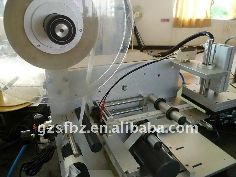 Plane surface labeling machine (labeler)