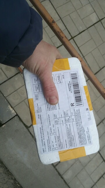 Пришёл ровно через 30 дней. Через Новосибирск. Упаковано в пенопласт. Сам бампер шикарный. Боковые части не скользкие, как не странно. Посылка отслеживалась от и до. Очень доволен.