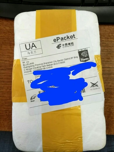 чохол — бомба!!
дійсно, як на фото — з окремою рамкою для фіксації гуми. матеріал не силікон. середня твердість. схоже на гуму.
єдиний мінус — доставка. вона зайняла довше ніж півтора місяці.
окрема увага упаковці. запаковано в твердий пінопласт — щоб рамку пластикову не зламати.