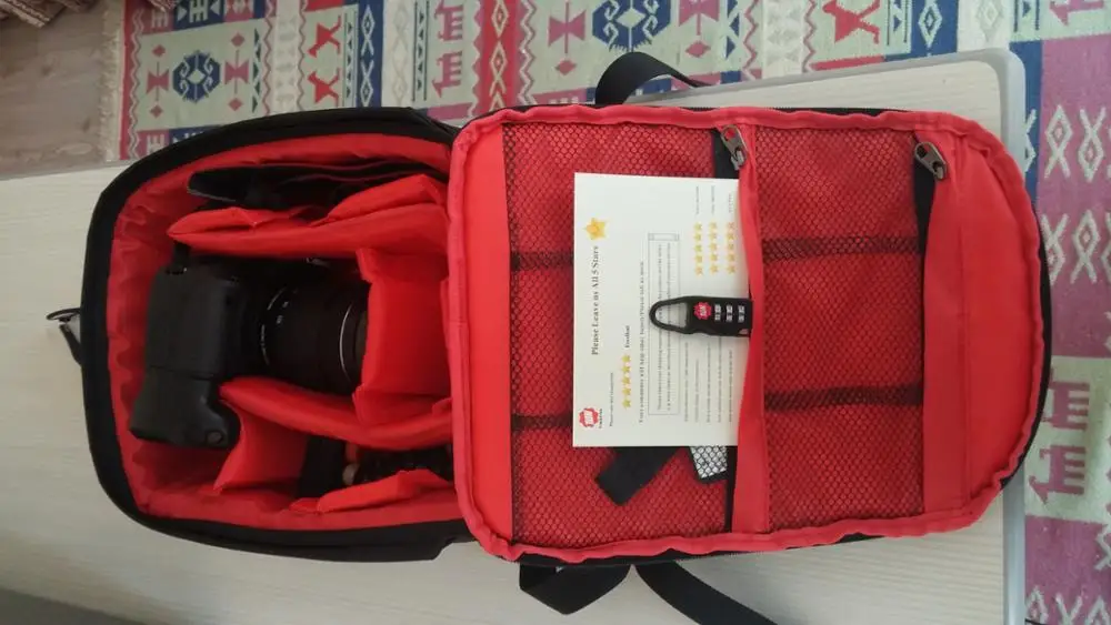 Çanta güzel. Kargo çok hızlı 14 günde elime geçti. Biraz küçük gibi ama kamera ekipmanlarınızın hepsini alıyor. resimde gördüğünüz 15.6 inç laptop çantası arasında karşılaştırma yapın.