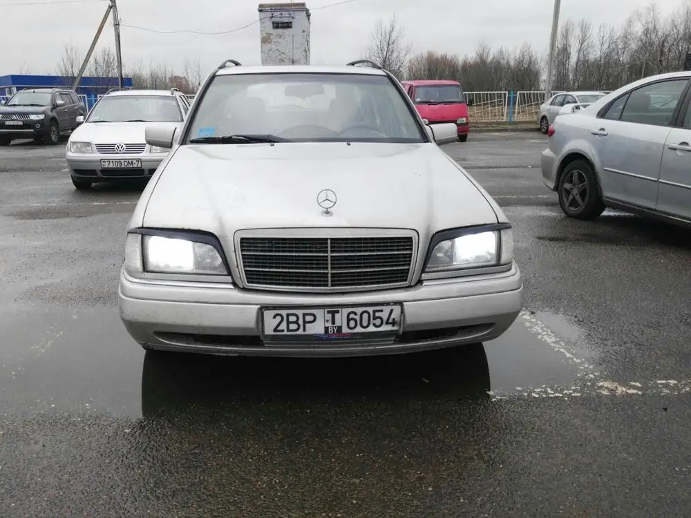 Приготовились!!! 30 декабря 16 года заказал - 13 марта 17 года алилуя получил. 73 дня. 1752 часа. 105120 минут. Что б вас...
Фары относительно неплохие. Кроме этого единственного плюса: Общение с продавцом видно на последнем скриншоте. Упаковка это всё что вы видите на втором фото + пакет почты (чудо что дошли живые). Помимо всего прочего продавец один из тех кто с одного объявления торгует всем подряд, то фарами, то уже тряпками какими то)
Нужны ещё на дальний h1, но лучше уже заплатить на бакс - два больше чем иметь дело с такой.........
Заказывал ранее у другого продавца h4, так там и коробка и инструкция и упаковано в пупырышки. В общем то решать конечно же Вам друзья, но я в след раз заказывать у него не стану.
