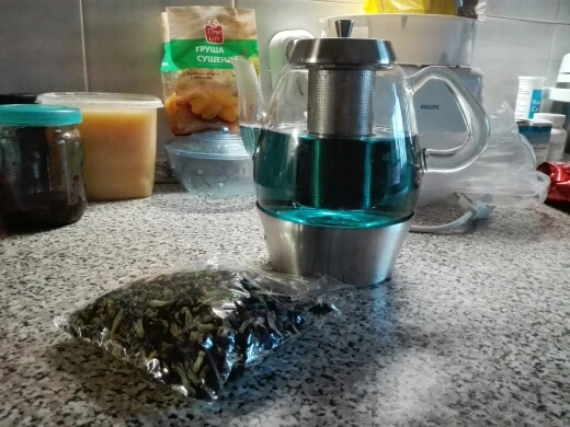 Запах приятный, травяной. Вкуса почти нет, цвет тёмно синий ( на фото, только залила кипятком). Заваривала как обычный чай. Продавец общительный, посылка пришла за месяц. Если хотите попробовать что-то новое, рекомендую:)