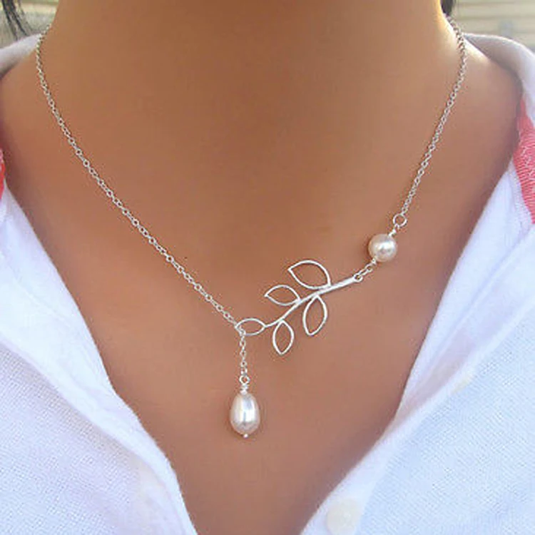 

High Quality Hollow Leaves Shaped Simulated Pearl Woman Necklace With Clavicle Chain Silver Plated Charming Jewelery