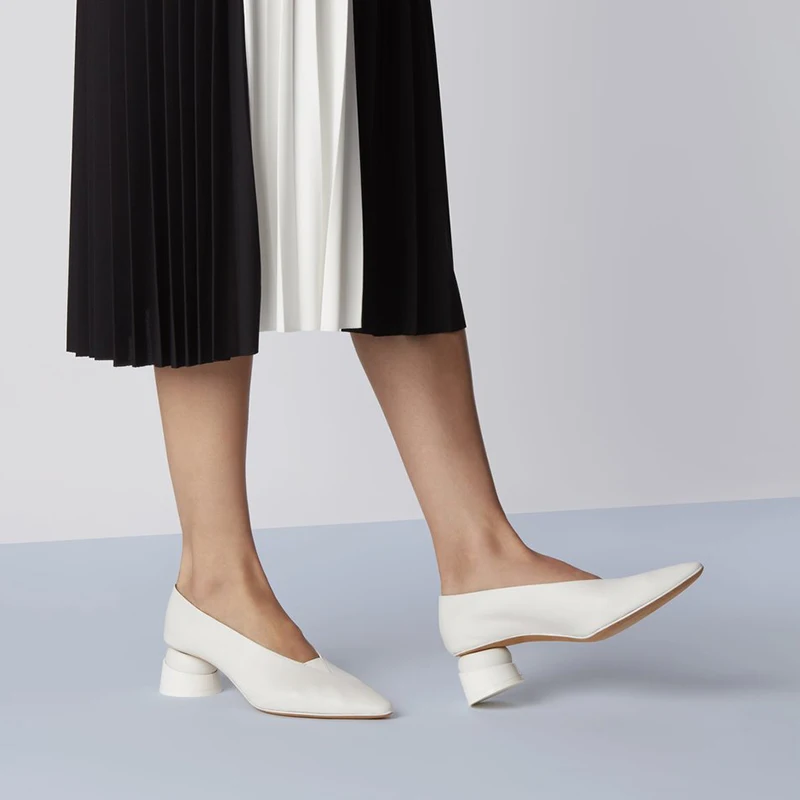 

2019 spring new leather wild two-color thick with retro wind single shoes female pointed elegant OL high heels