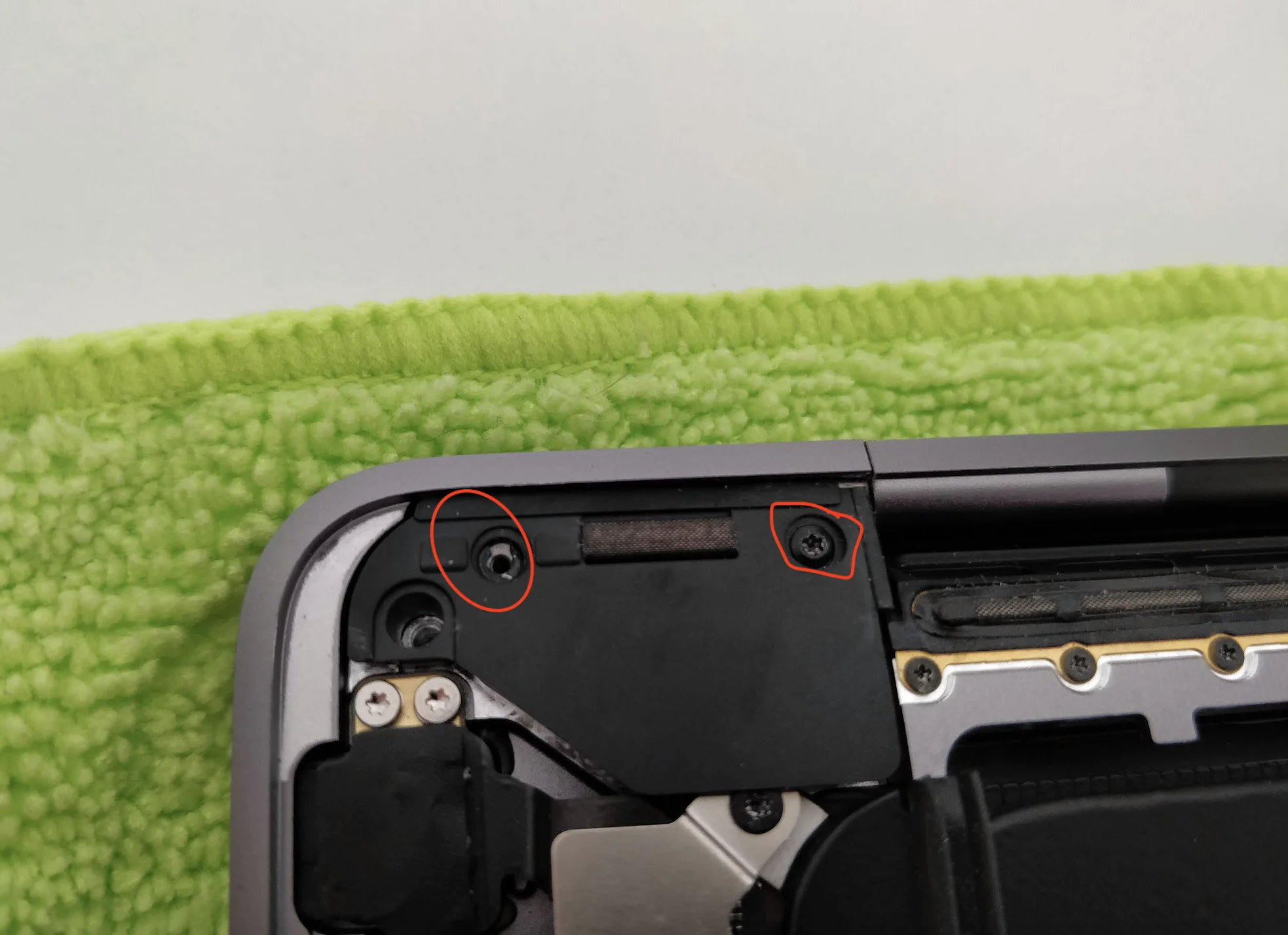 Macbook Pro 15" 2016 (A1707) screws r/applehelp