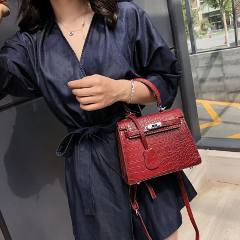 

2018 new Korean version of the fashion wild portable simple square bag shoulder Messenger bag