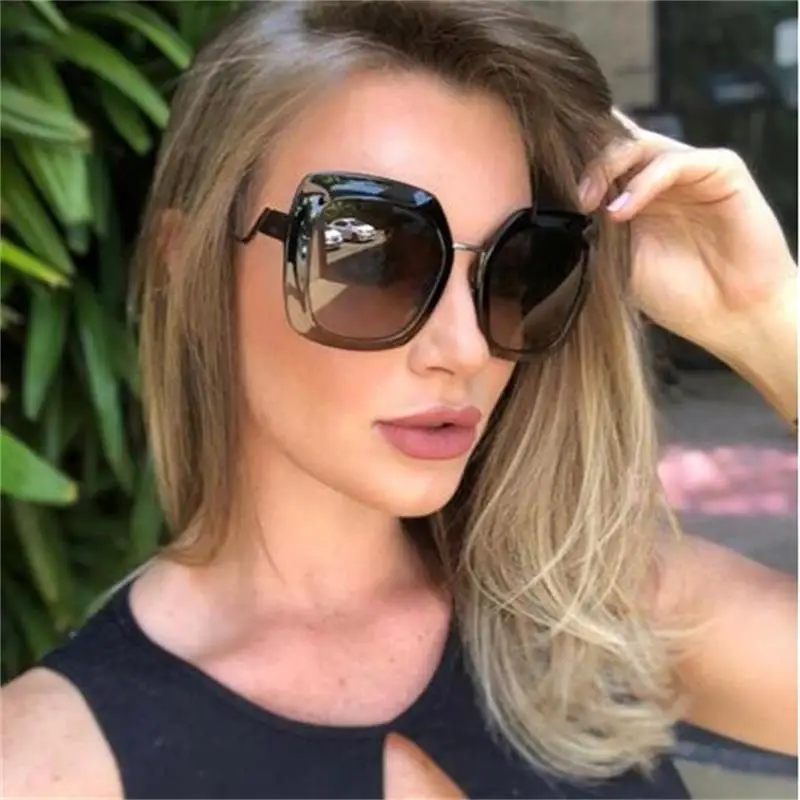 

2019 Newest Designer Summer Trendy Square Frame Sunglasses Women Famous Italian Brand Eyewear Black Crystal Elegant Big Glasses