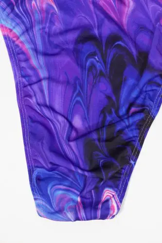 G7284 Мужской купальный костюм, стринги, трико с высокой посадкой X крест на спине, купальный костюм, ткань для плавания, с принтом фиолетового пламени, с цветочным рисунком, с золотым покрытием