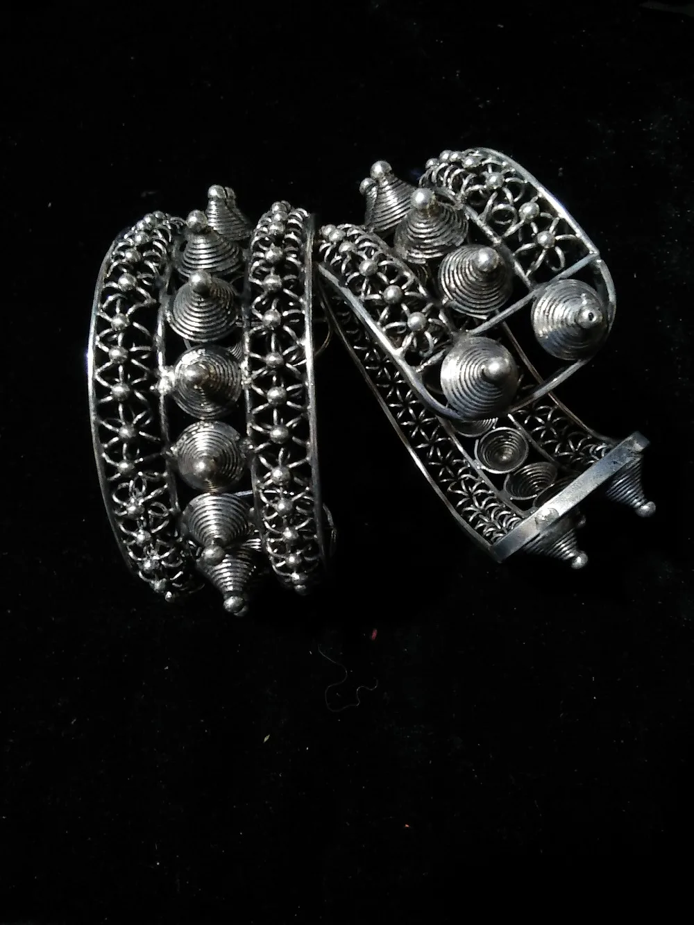 

Guizhou Miao personality handmade pure traditional silk bracelet crafts retro bracelet free shipping