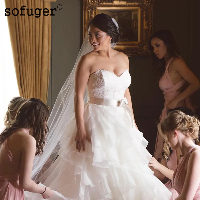 

Plus White Organza Weddding Dresses Applique Tiered Sweetheart Bridal Gown Long Wedding Vestidos de Noivas Custom Plus