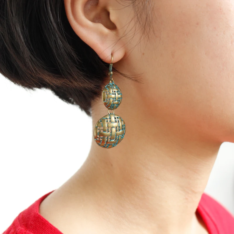 

Vintage Bronze Hollow Woven Pattern Gourd Earrings Ethnic Textile Weaving Bohemian Glamour Female Jewelry