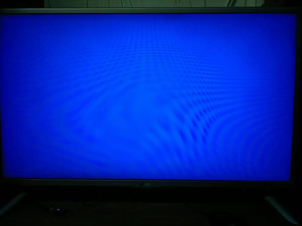 Почему экран горит. Голубой экран. Телевизор черный экран. Почему экран горит. Мерцает экран на ноутбуке.