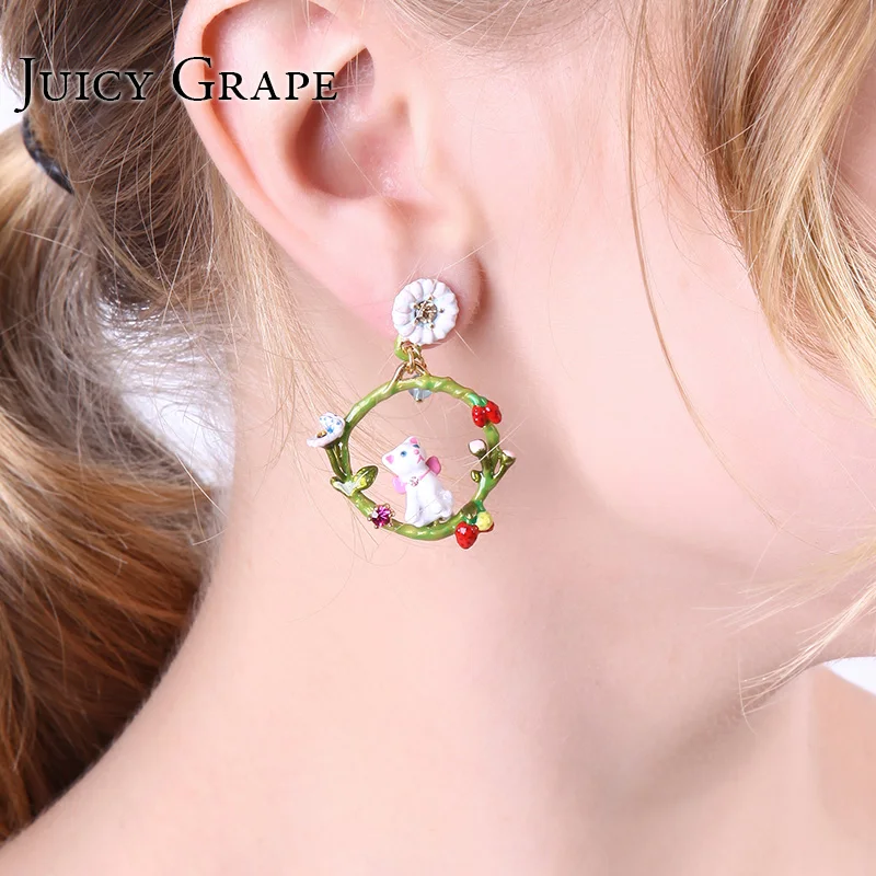 

Juicy Grape Hand Painted Enamel Glaze Black White Cat Asymmetrical Earrings Stud for Women Gilded Fashion Jewelry Girl Gift