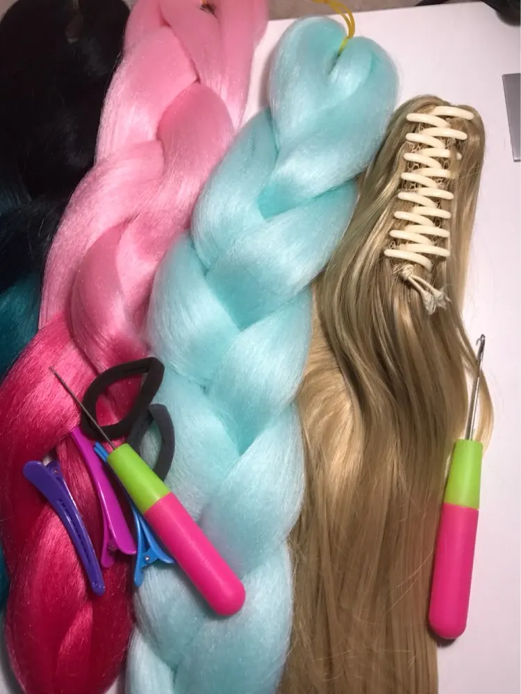 Можно ли завивать искусственные волосы. Заколка для волос. Накладные локоны. Штатив для манекена головы. Как накрутить искусственные волосы на утюжок.