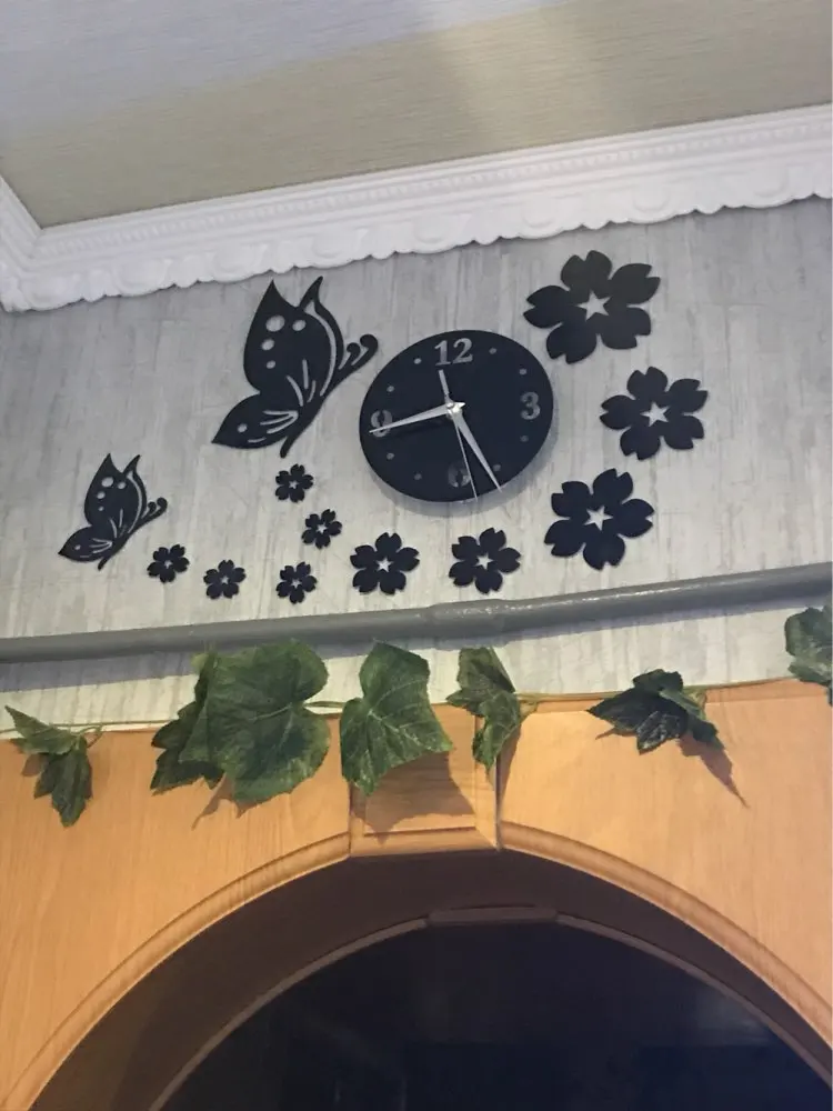 Настенные часы howard miller 625. Дверь часы. Часы с дверцей. Часы над дверью. Дверь часы.