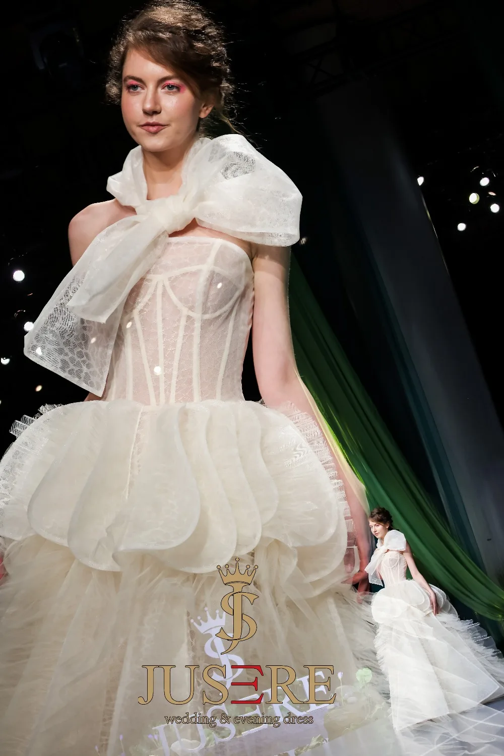 Рисунок 5 - Женское свадебное платье со шлейфом