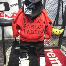 Комплект модной одежды для мальчиков из 3 предметов, детское красное пальто с длинными рукавами футболка в полоску с капюшоном и черные штаны, комплект для малышей, универсальная одежда