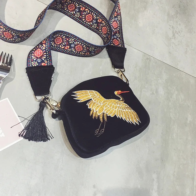 

2017 Woman Bag Shoulder Bags Crossbody Handbag Folk Style Small Embroidery Shell Handbag New Winter Wide Shoulder Fabric Surface