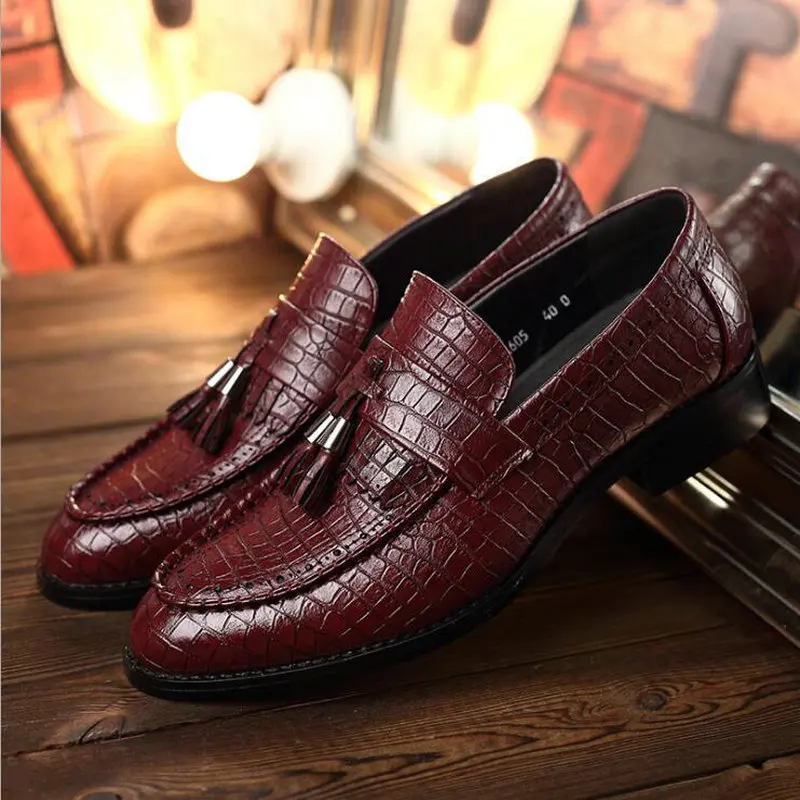 Мужские модельные туфли; лоферы; мужская обувь на плоской подошве; Туфли-оксфорды без застежки из крокодиловой кожи с кисточками; брендовая кожаная обувь; LE-15 - Цвет: Красный